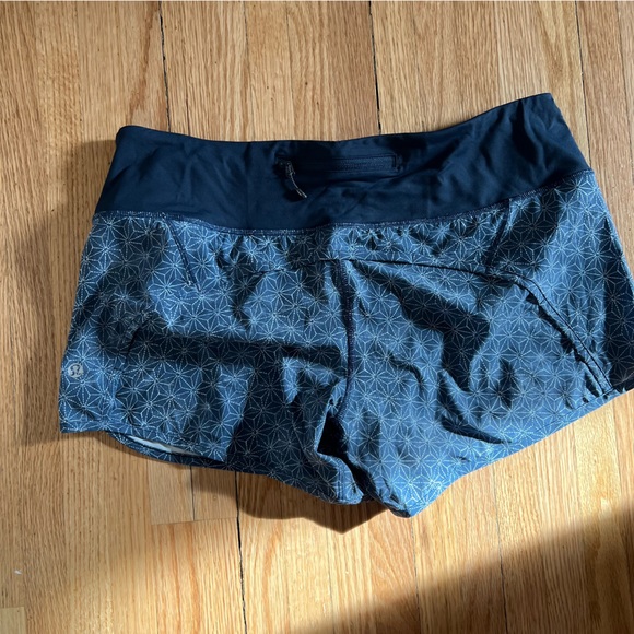 Lululemon running short size 8 - Picture 2 of 5
